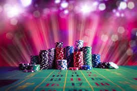 Tangkapan layar aplikasi hotbet menampilkan menu permainan kasino langsung dan pilihan sportsbook